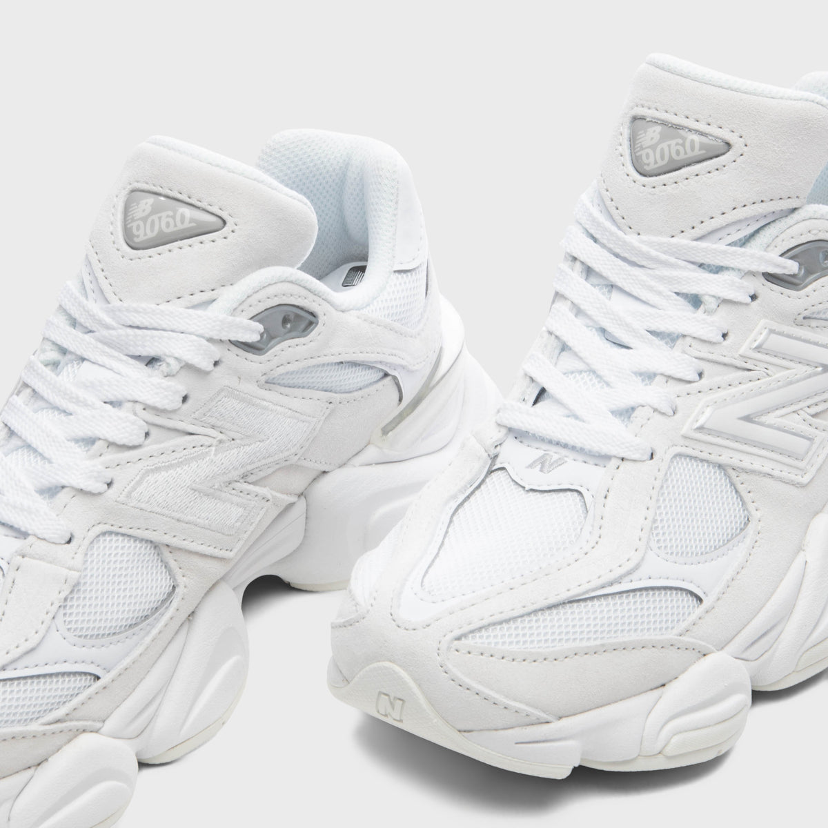 9060 - Reflection/White