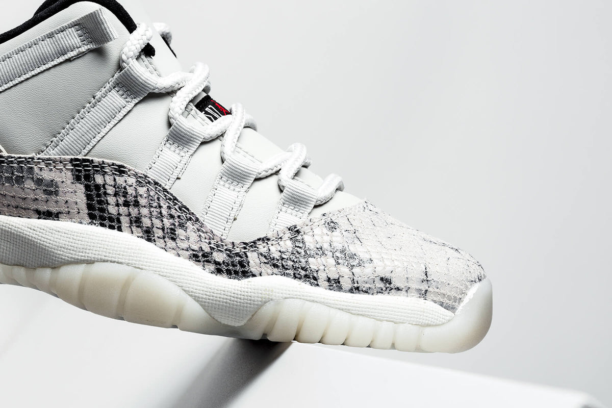 Air 11 Retro Low LE GS "Light Bone" - Light Bone/University Red