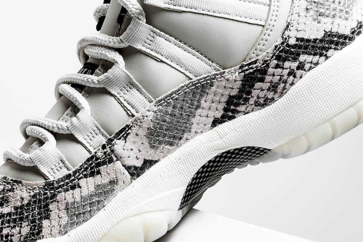 Air 11 Retro Low LE GS "Light Bone" - Light Bone/University Red