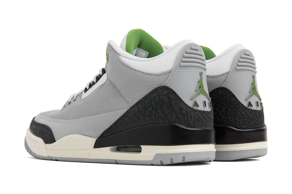 Air Jordan 3 Retro - Light Smoke Grey/Chlorophyll