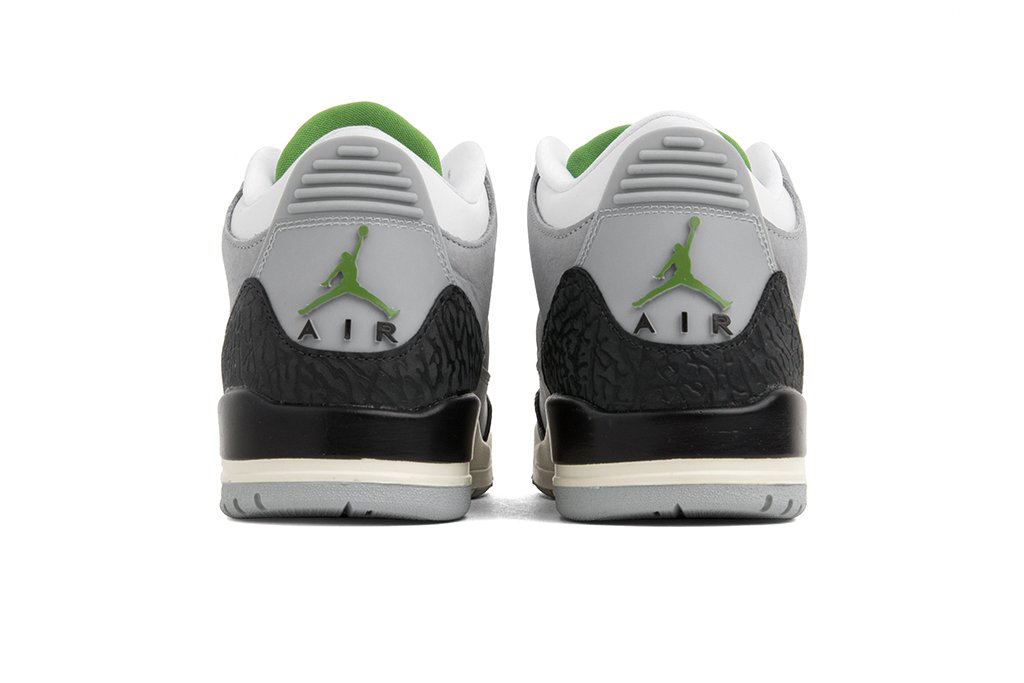 Air Jordan 3 Retro - Light Smoke Grey/Chlorophyll