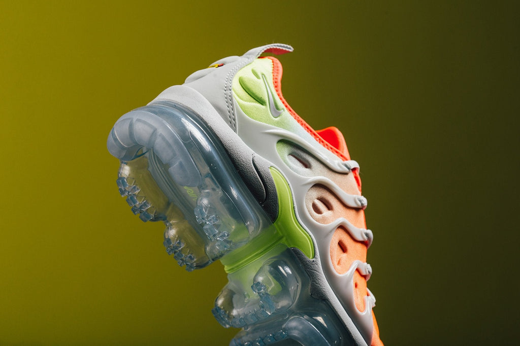 Women's Air VaporMax Plus - Barely Grey/Barely Grey/Total Crimson